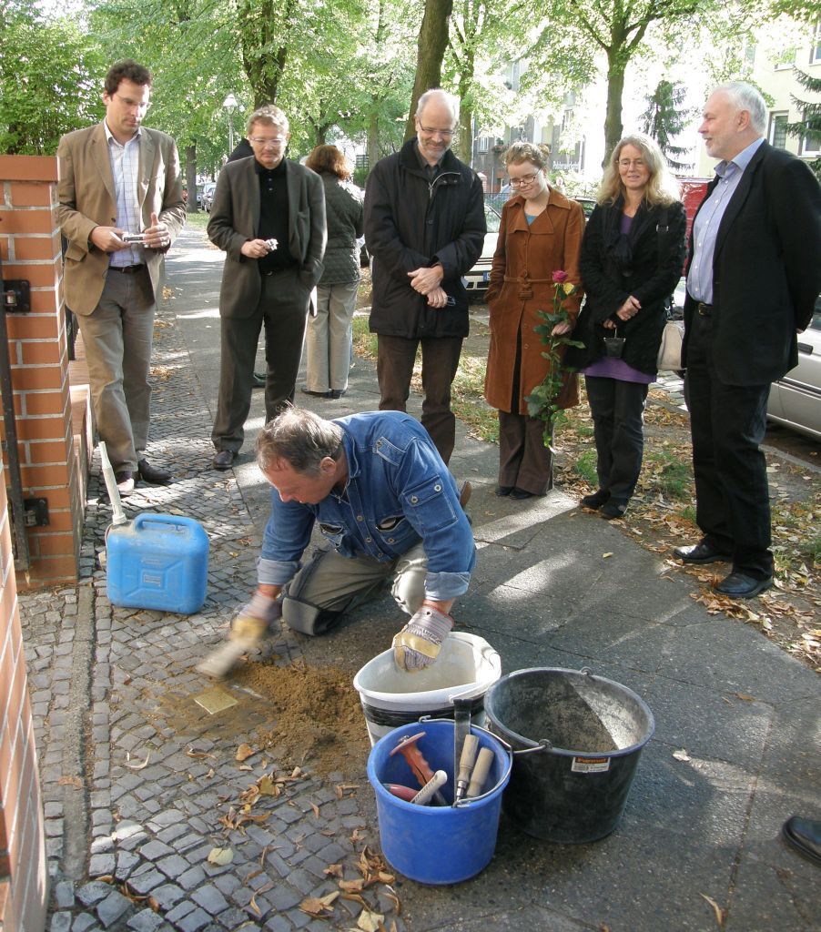 Bild 1 - Gunter Demnig bei der Verlegung eines Stolpersteines für Dr. Robert Remak, Manteuffelstraße 22a, Berlin-Lichterfelde (Foto: Axel Mauruszat)